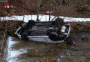 Stmk: Auto in Neuberg an der Mürz im Raxnerbach gelandet