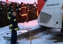 Nö: Reisebus blieb vor Feuerwehrhaus hängen