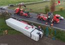 Oö: Bananen-Sattelschlepper bei Pichl über Böschung gestürzt