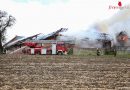 Oö: Alarmstufe III: Wirtschaftstrakt eines Bauernhofes nach Blitzschlag in Vollbrand