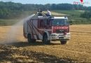 Nö: Pumpenfass und Bodenbearbeitungsgerät zur Brandbekämpfung auf Feld unterstützend eingesetzt