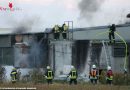 Nö: Autobrand in Ramingdorf erfasst Lagerhalle → 150 Feuerwehrkräfte im Einsatz