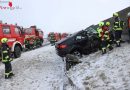 Oö: Pkw kracht auf A1 gegen Lärmschutzwand → Beifahrer eingeklemmt