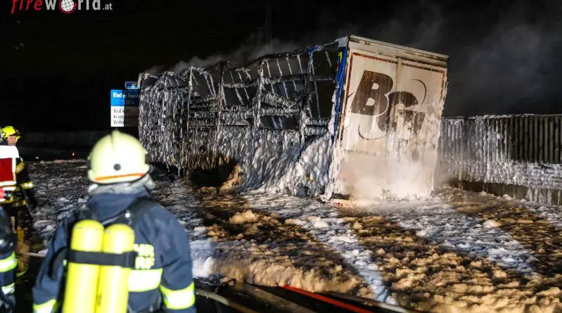 Oö: Brennender Sattelauflieger Auf Der A9 Bei Ried Im Traunkreis ...