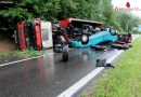 Oö: Lkw-Unfall in Rohrbach → Schadenslage mit drei Pkw am Dach und einem Lkw