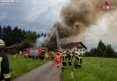 Bayern: Bauernhof nach Gewitter-Blitzschlag bei Saaldorf lichterlohn in Flammen → Drei Rauchgasverletzte