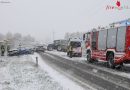 Oö: Auto kollidiert bei winterlichen Fahrverhältnissen in Sattledt frontal mit Traktor