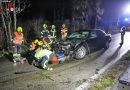 Oö: Auto bei Verkehrsunfall in Schleißheim gegen Bäume geschleudert