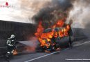 Oö: Kleinbus auf A1 bei St. Florian in Vollbrand