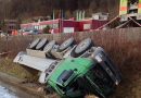 Schweiz: Lkw stürzt über Böschung – Lenker am Dach liegenden Lkw eingeklemmt