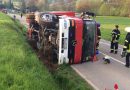 Deutschland: Löschfahrzeug gerät auf Bankett und stürzt um: Fw-Mann leicht verletzt