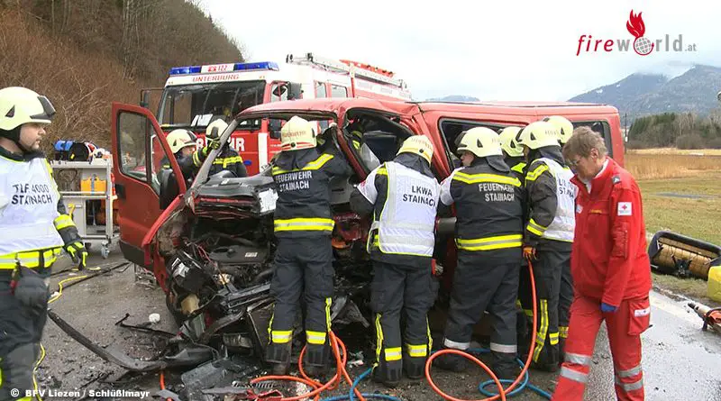 Stmk: Schwerer Unfall Auf B 320 → 11 Verletzte, 7 Eingeklemmte ...