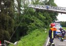 Bayern: Mann bei Waldarbeiten am Hang unter rollendem Baum eingeklemmt → Rettung über Drehleiter