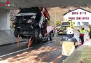 Schweiz: Lkw mit Kran hebelt in Unterführung gegen Decke → Feuerwehr befreit Lenker