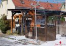 Nö: Brennende Müllinsel in Tribuswinkel → Gasleitung, Carport und Pkw in Brand geraten