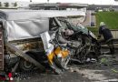 Oö: Schwerer Unfall mit Lkw, Transporter und Pkw in Tumeltsham: ein Todesopfer, vier Verletzte