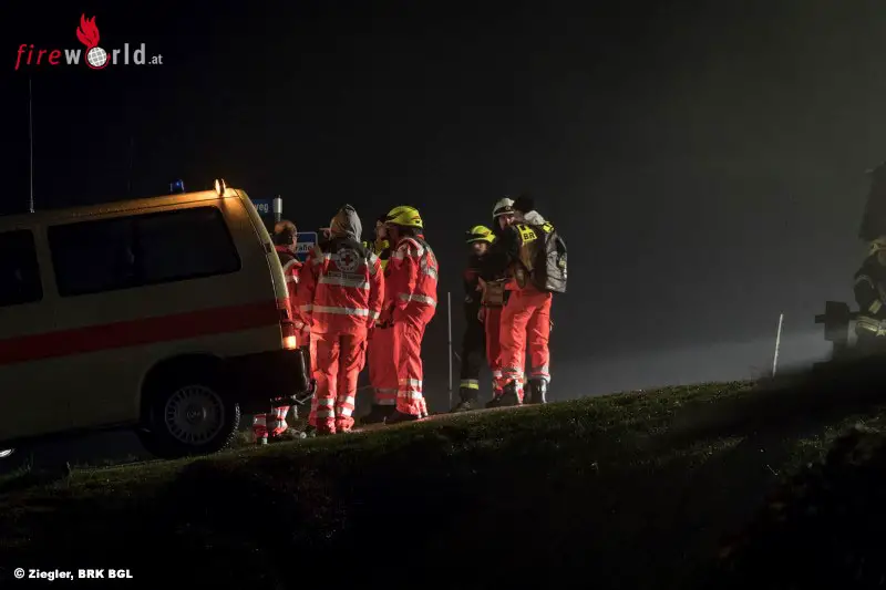 Bayern: Stallgebäude Brennt Bei Großbrand Am Untersalzberg Komplett ...