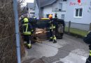 Oö: Seitlich liegender Pkw und zweimal Lift-Alarm in Vöcklabruck