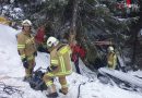 Tirol: Fahrzeugabsturz in Waidring – hydr. Rettungssatz zum Unfallfahrzeug abgeseilt