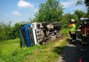 Deutschland: Lkw mit 12 Tonnen Bauschutt rutscht in Weingarten über Böschung ab