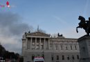 Wien: Alarmstufe II für Berufsfeuerwehr Wien → Feuer am Dach des Parlaments