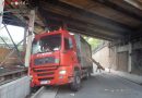 Wien: Lkw rammt im 22. Bezirk eine Fußgängerbrücke mit nicht eingefahrenem Ladekran