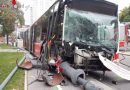 Wien: Gelenkbus rammt Lichtmasten → drei Leichtverletzte