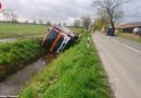 Deutschland: Wind bläst Feuerwehrfahrzeug von der Straße → Fahrzeug landet in Bach