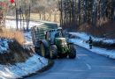 Nö: 38 Tonnen Traktor Gespann steckt im Straßenbankett