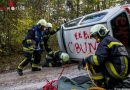 Nö: Feuerwehr und Rotes Kreuz beüben Menschenrettung aus einem Pkw