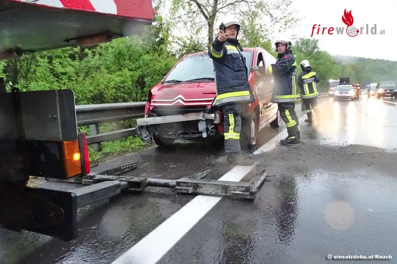 Nö: Verkehrsunfall im strömenden Regen zwischen Gloggnitz ...