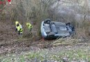 Nö: Pkw landet nach Unfall am Dach liegend im Straßengraben