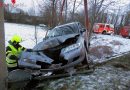 Stmk: Pkw rammte Verkehrszeichen und eine Betonsäule