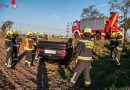 Nö: Auto landet nach Unfall am Dach im Acker – Lenker unverletzt