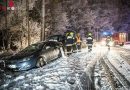 Oö: Fahrzeug rutscht in einem Waldstück von der Straße