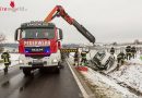 Nö: VW-Bus landet auf der Seite liegend im Straßengraben (+Video)