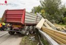 Nö: Sattelzug prallt nach Reifenplatzer in eine Lärmschutzwand (+Video)