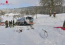 Oö: Milch-Tanklaster bleibt in Schräglage im Straßengraben hängen