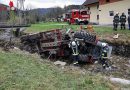 Oö: Traktor stürzte bei Unfall in in die Laudach