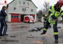 Oö: Zwei Fahrzeuge verunfallen vor dem Feuerwehrhaus