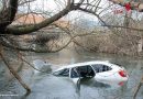 Nö: Ersthelfer rettet Fahrzeuglenker aus sinkenden Pkw