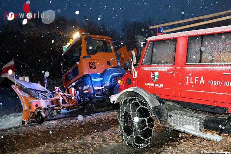 Nö: Schneeräumfahrzeug in gefährlicher Schräglage –