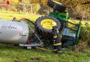 Oö: Traktor rutscht über eine Wiese und stürzt um