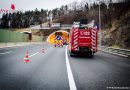 Stmk: Sattelzug kracht gegen Aufpralldämpfer – Dieseltank leck geschlagen