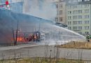 D: Barackenbrand mit Feuerüberschlag auf Bürogebäude