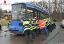 Bayern: Feuerwehr schiebt Straßenbahn mit Muskelkraft in die Gleise