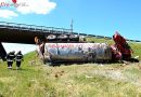 Bgld: Tankfahrzeug mit Gefahrgut überschlägt sich und bleibt seitlich liegen