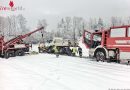 Ktn: Feuerwehr sichert ein Straßenräumfahrzeug gegen umstürzen