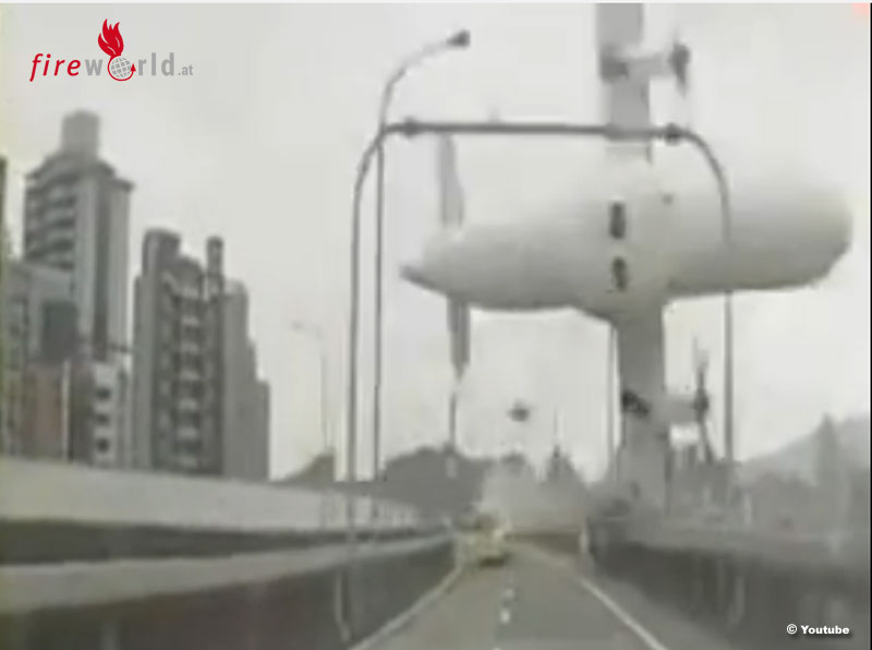 Taiwan Flugzeugabsturz Fordert Mindestens 31 Menschenleben Dashcam Filmt Absturz Fireworld At