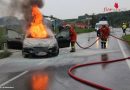 Sbg: Motorraum eines Pkw in Vollbrand